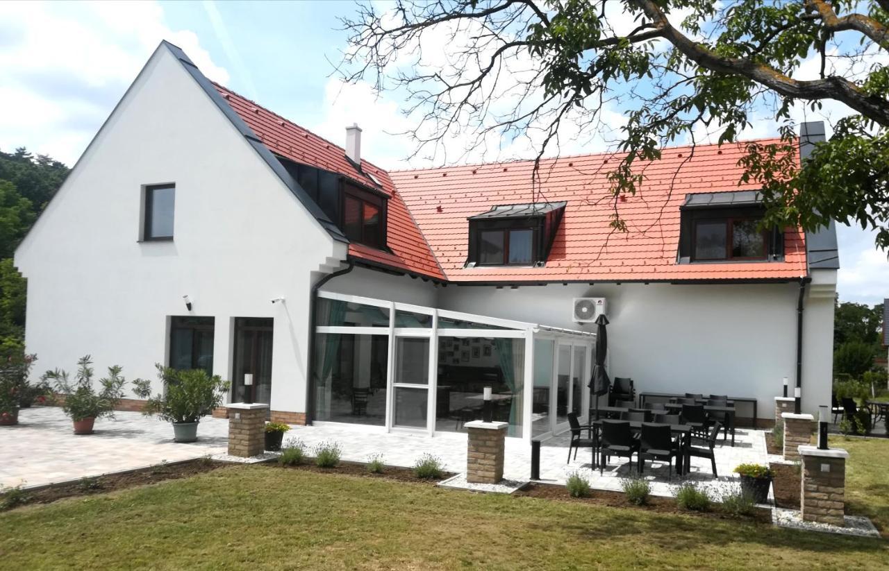Bed and Breakfast Dreko Panzio & Borbisztro à Győrújbarát Extérieur photo