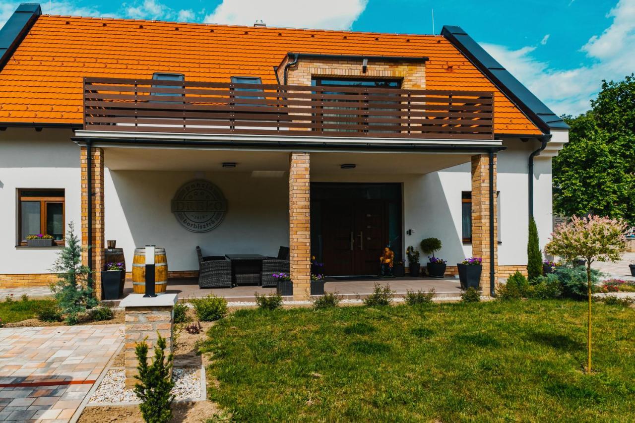 Bed and Breakfast Dreko Panzio & Borbisztro à Győrújbarát Extérieur photo