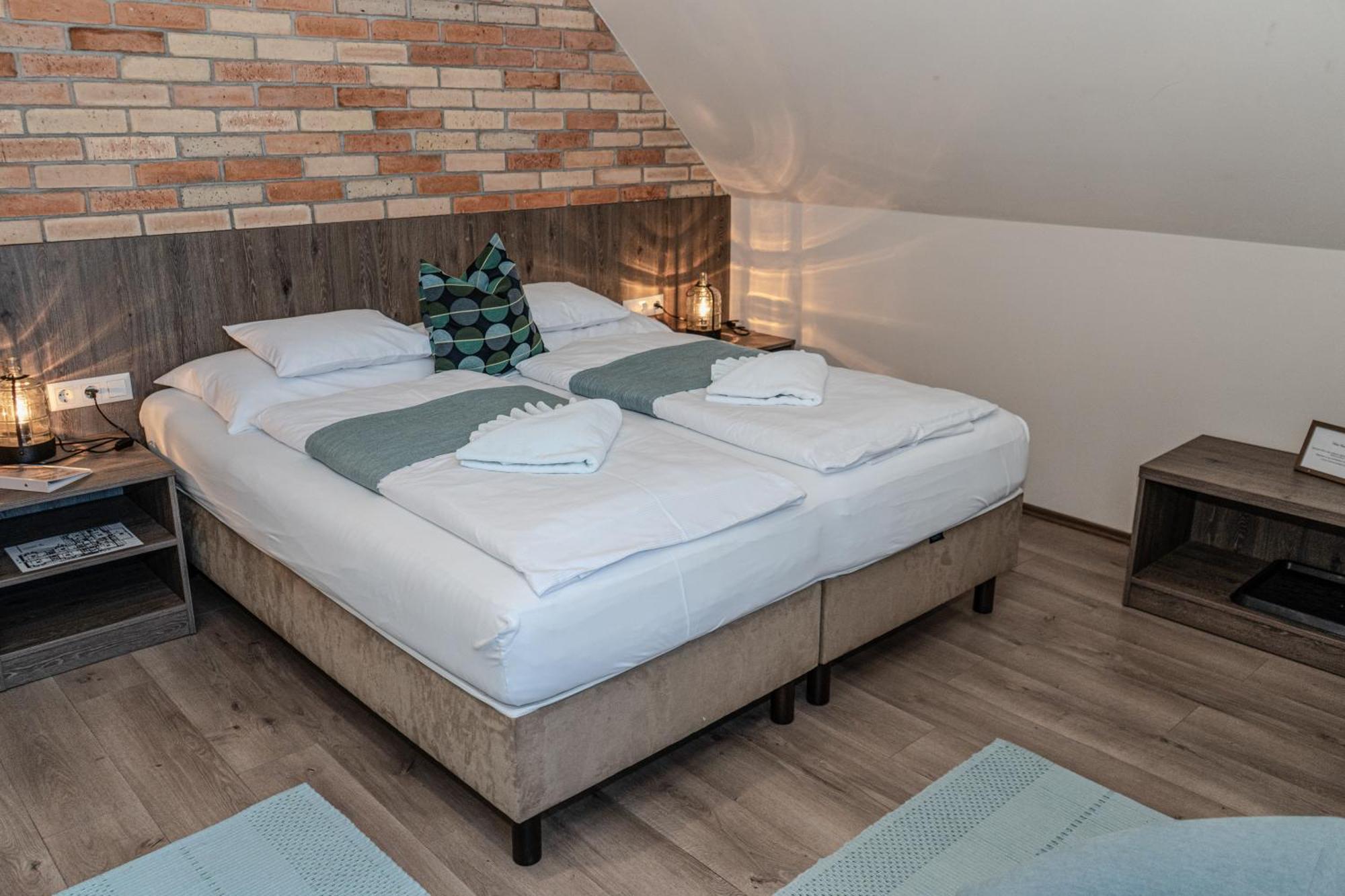 Bed and Breakfast Dreko Panzio & Borbisztro à Győrújbarát Extérieur photo