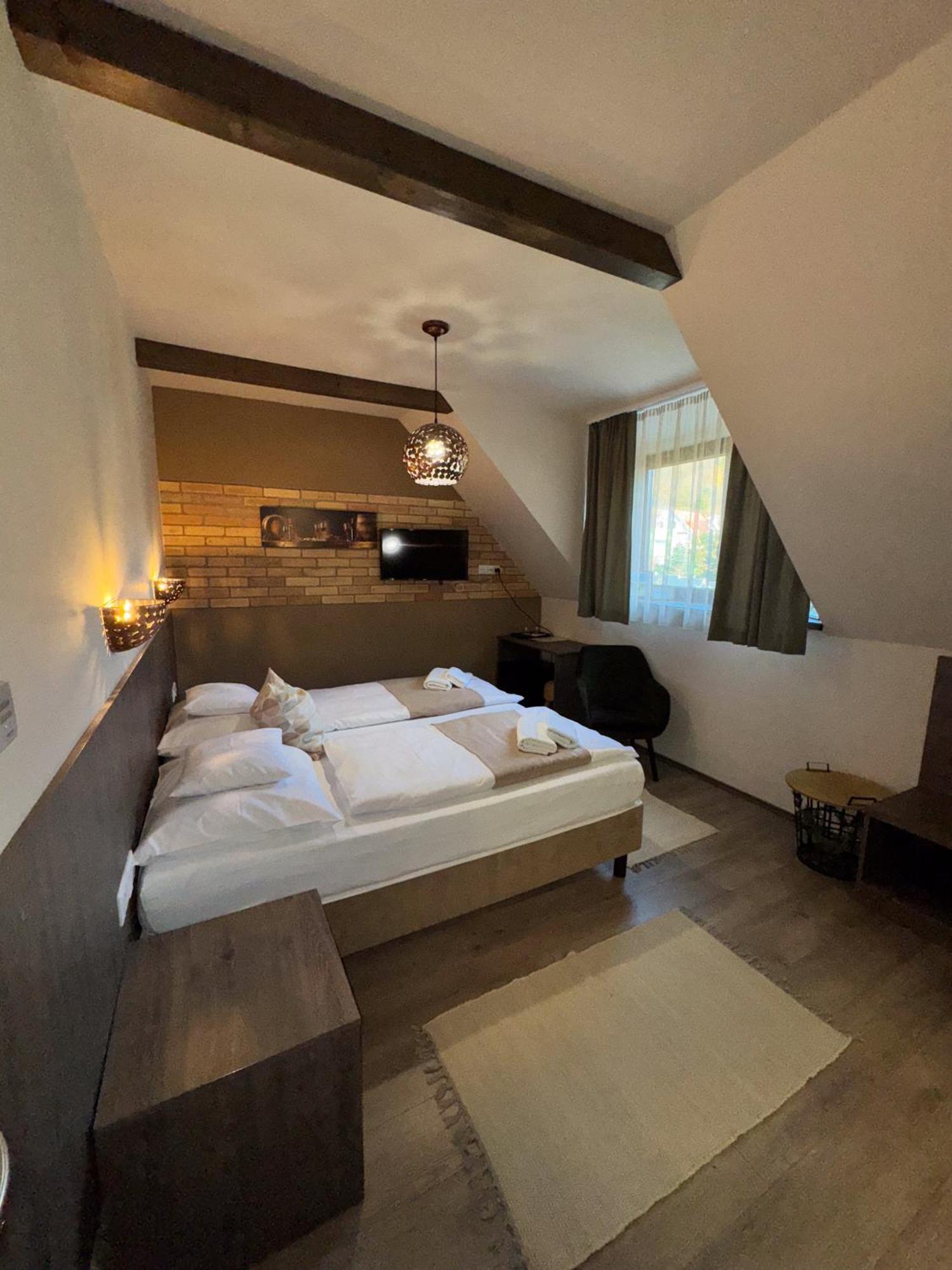 Bed and Breakfast Dreko Panzio & Borbisztro à Győrújbarát Extérieur photo